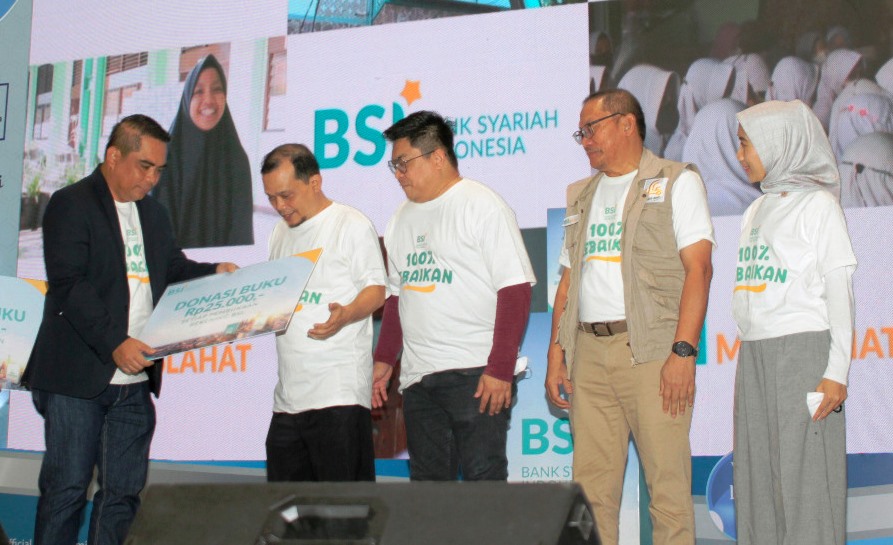 (ki-ka): Direktur Sales & Distribution BSI Anton Sukarna, Waketum 3 Bidang Kemitraan Jaringan Sekolah Islam Terpadu Indonesia Suhartono, Group Head Marcom BSI Ivan Ally, Direktur Eksekutif BSI Maslahat Sukoriyanto Saputro dan  Group Head Retail Funding Deposit & Payroll Solution BSI Vita Andrianty.(foto: istimewa)